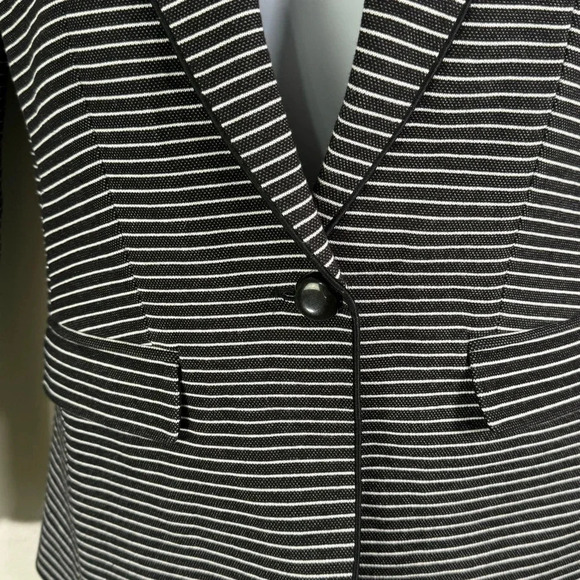 Ann Taylor Black and White stripe blazer Size 4 - Picture 2 of 7